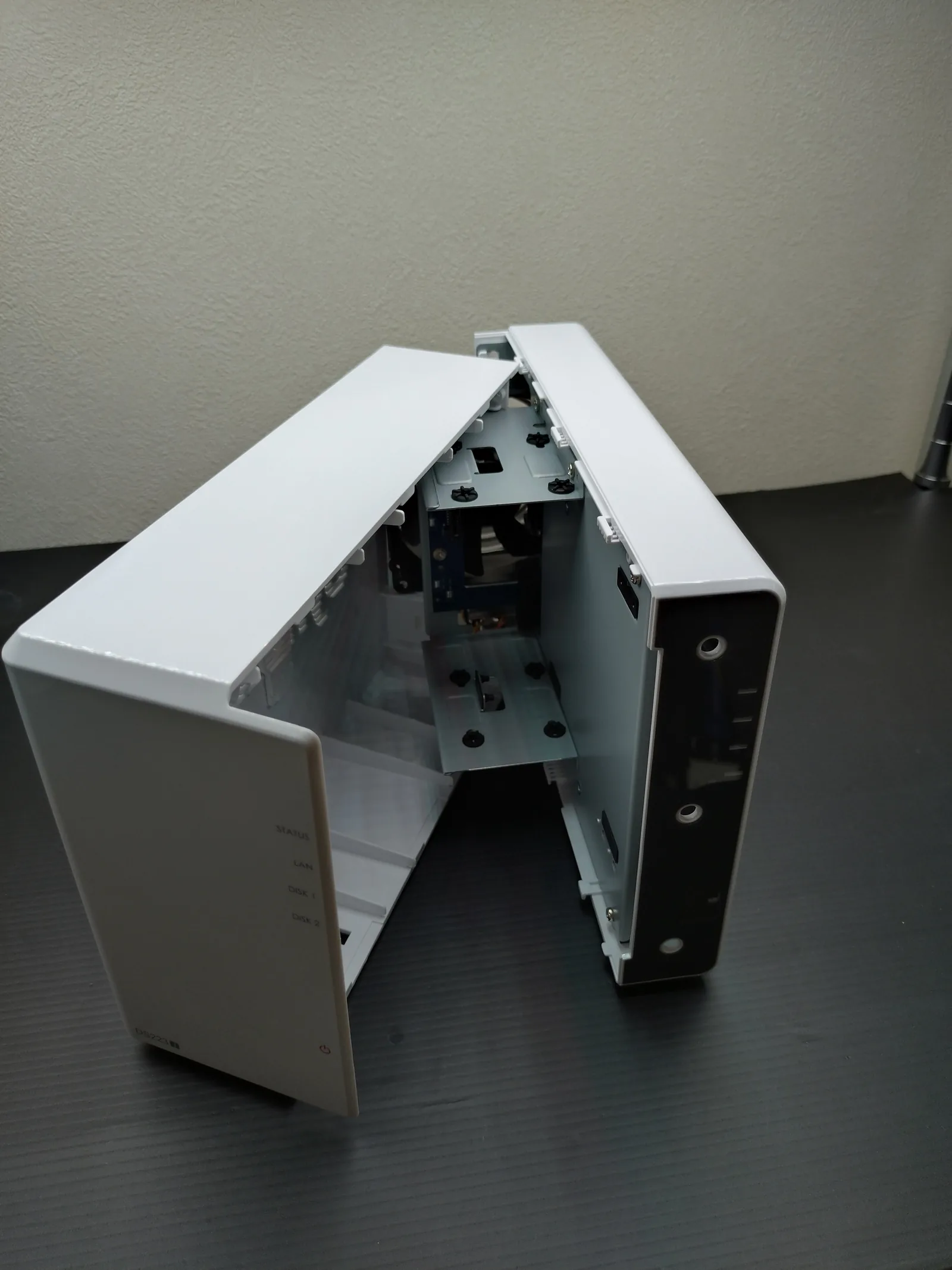 Synology DS223Jのカバーを外した内部。HDDを収める金属製のドライブケージとSATAコネクタの基板が見える