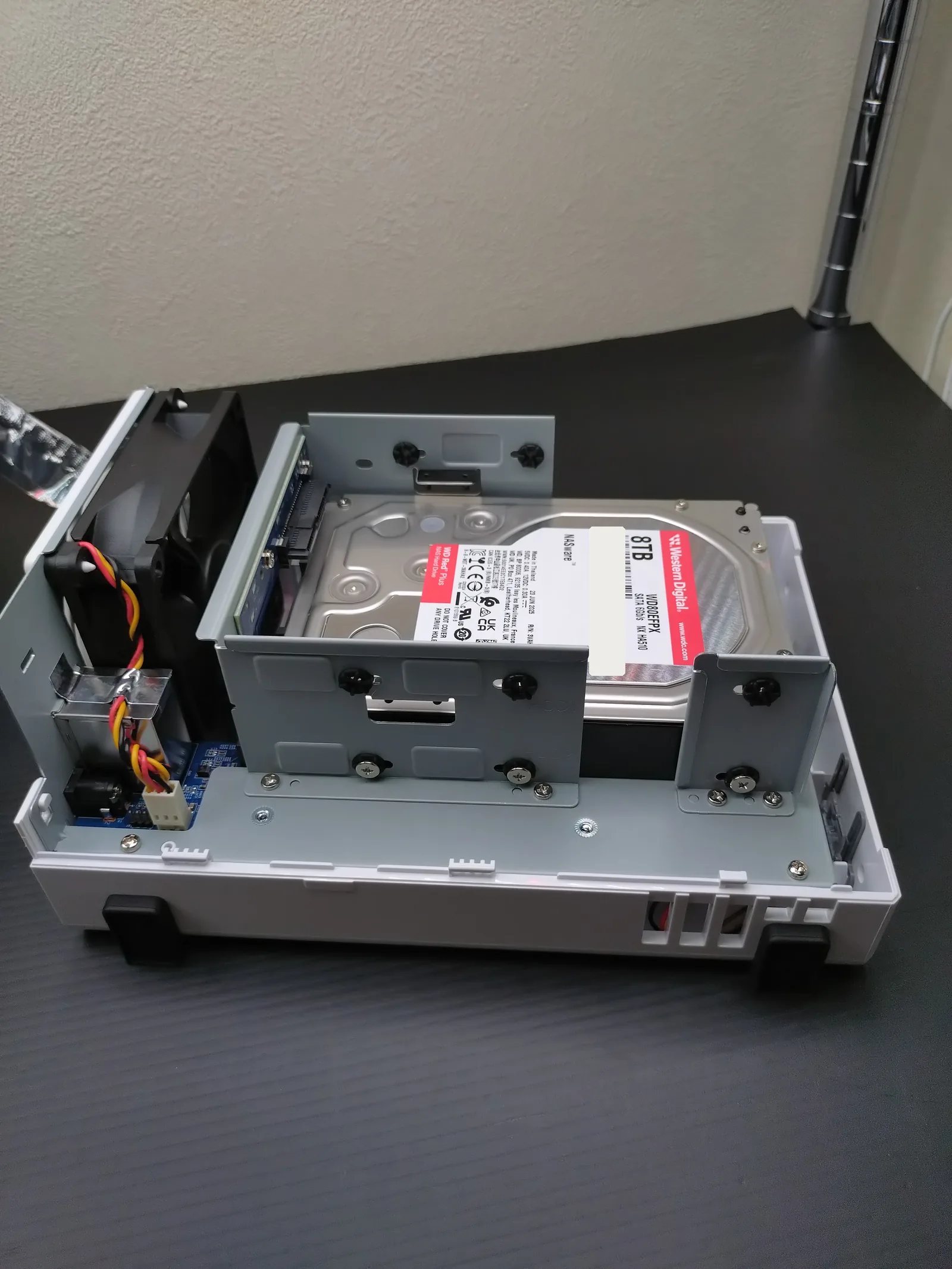 Synology DS223Jのドライブケージに、交換用のWD Red Plus 8TB(WD80EFPX)を収めた状態