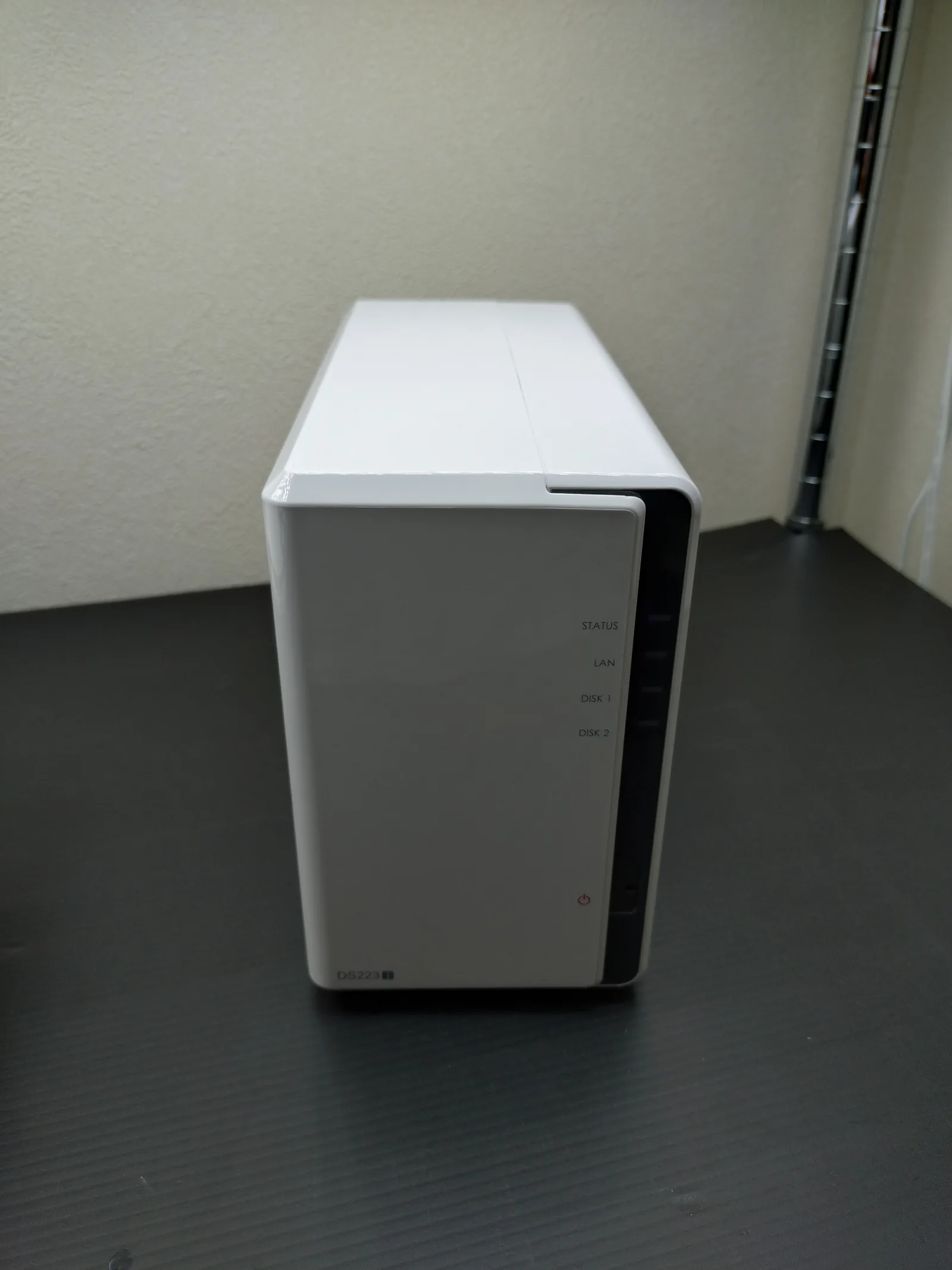 Synology DS223j本体の正面。STATUS・LAN・DISK 1・DISK 2のインジケーターと電源ボタンが並ぶ白い筐体