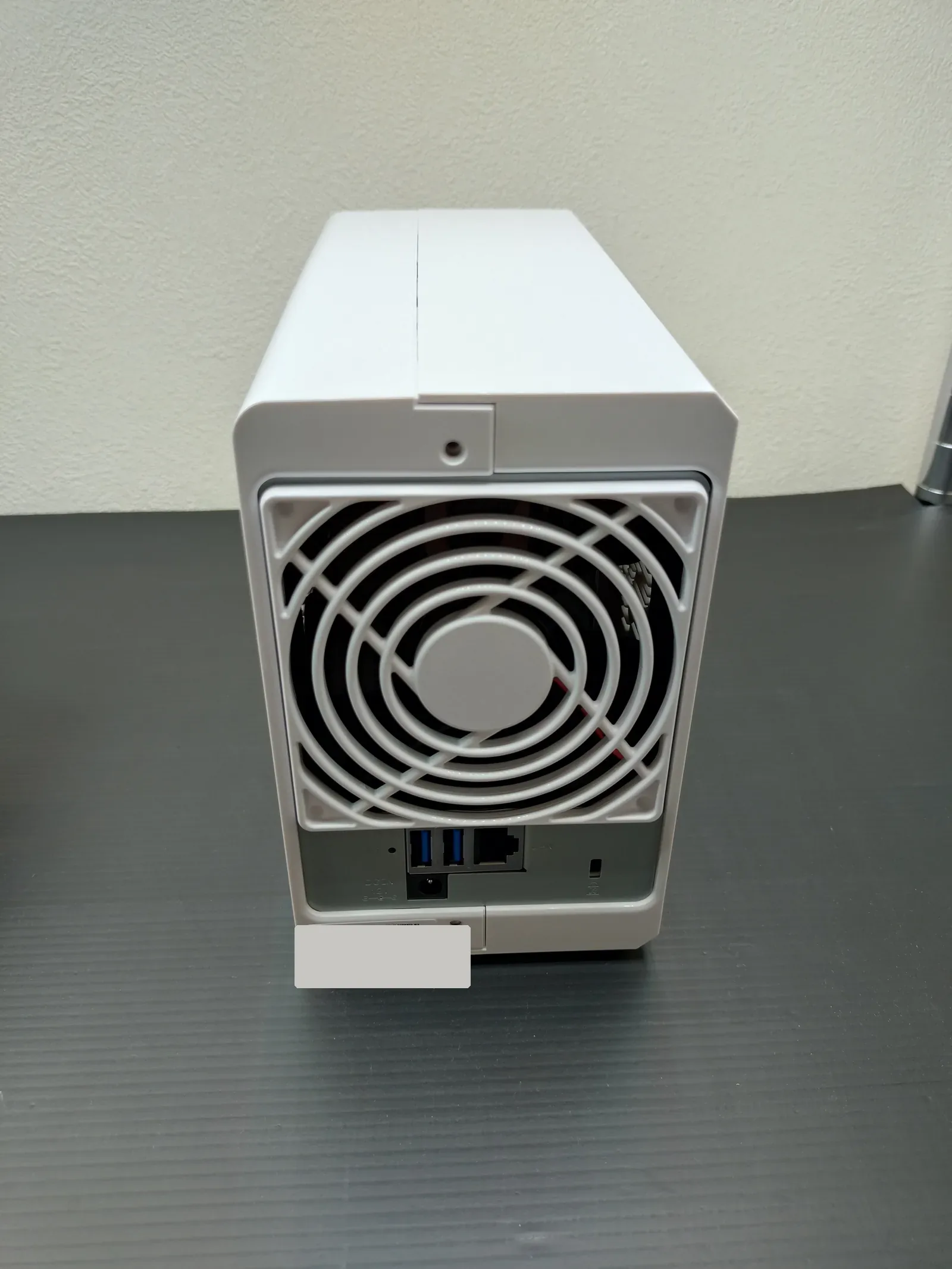 Synology DS223jの背面。冷却ファンの下にUSB 3.0ポート2つ・LANポート1つ・DC IN・Kensingtonロックスロットが並ぶ