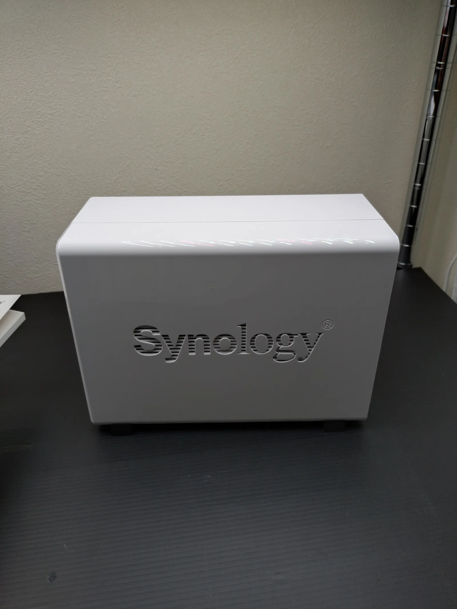 Synology DS223jの側面。Synologyロゴの形に抜かれた通気孔が入っている