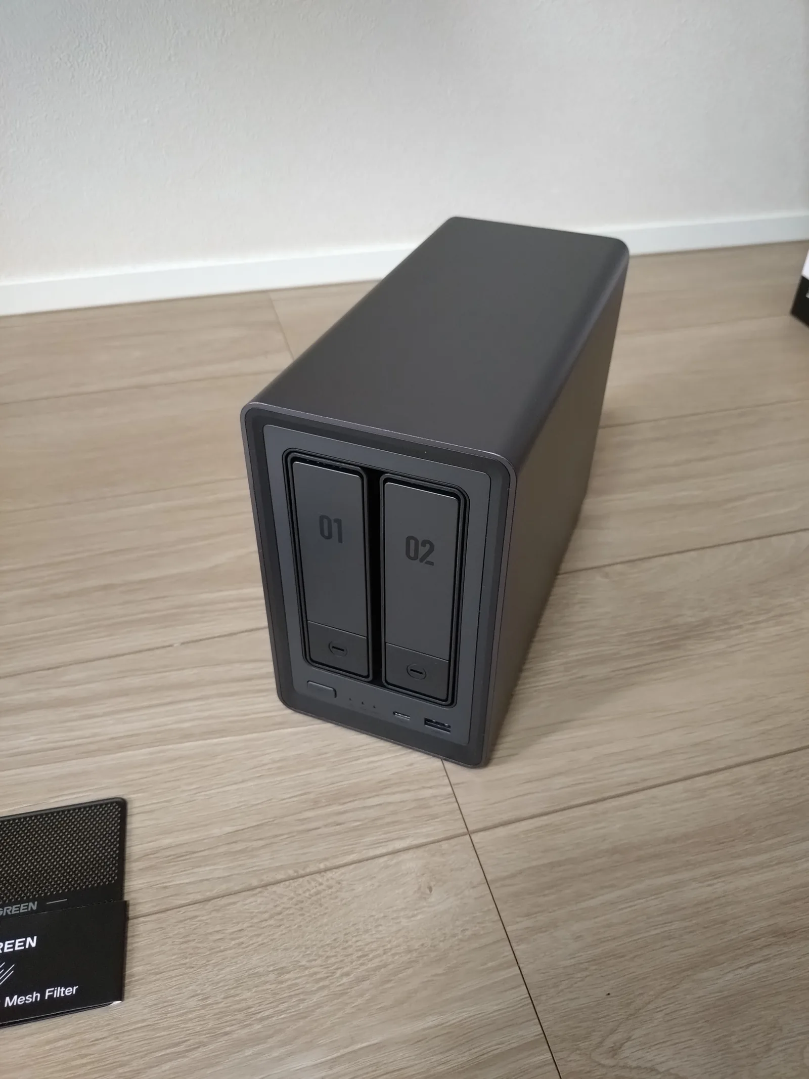 UGREEN NASync DXP2800本体の正面。01・02と刻印された2つのドライブトレイ、電源ボタン、USB Type-CとType-Aポートが並ぶ