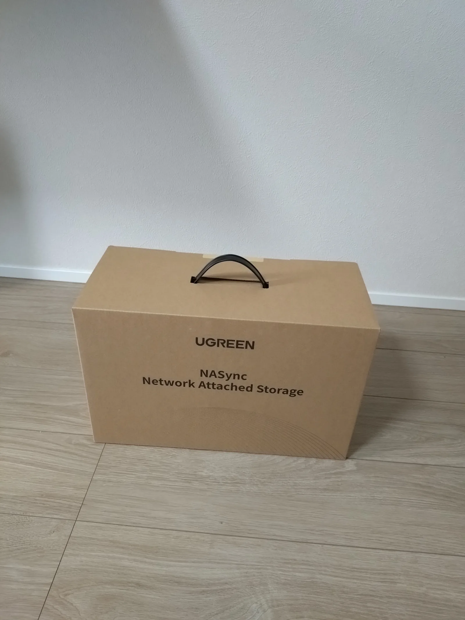 UGREEN NASync NASの外箱。持ち手が付いたクラフト紙のアウターボックス