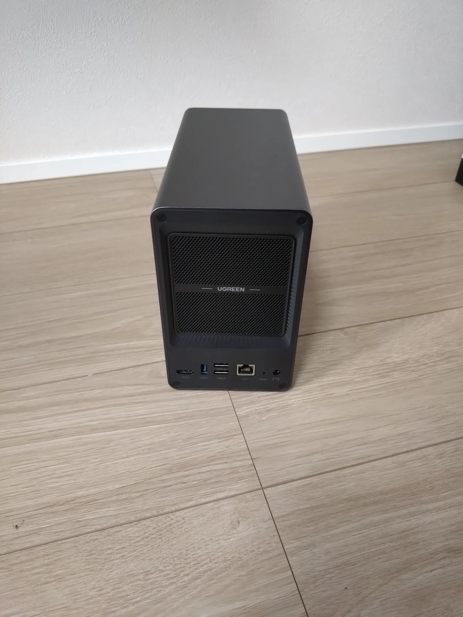 UGREEN NASync DXP2800の背面に、付属の磁石式防塵メッシュフィルターを装着した状態。下部にHDMI・USB・LAN・リセット・電源の各端子が並ぶ
